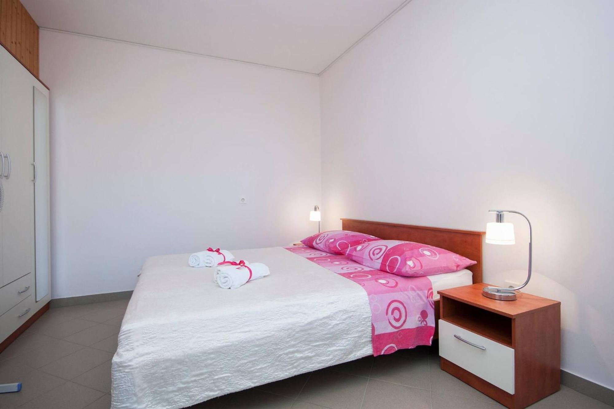 Family Apartments & Rooms Mikelin Primošten Dış mekan fotoğraf