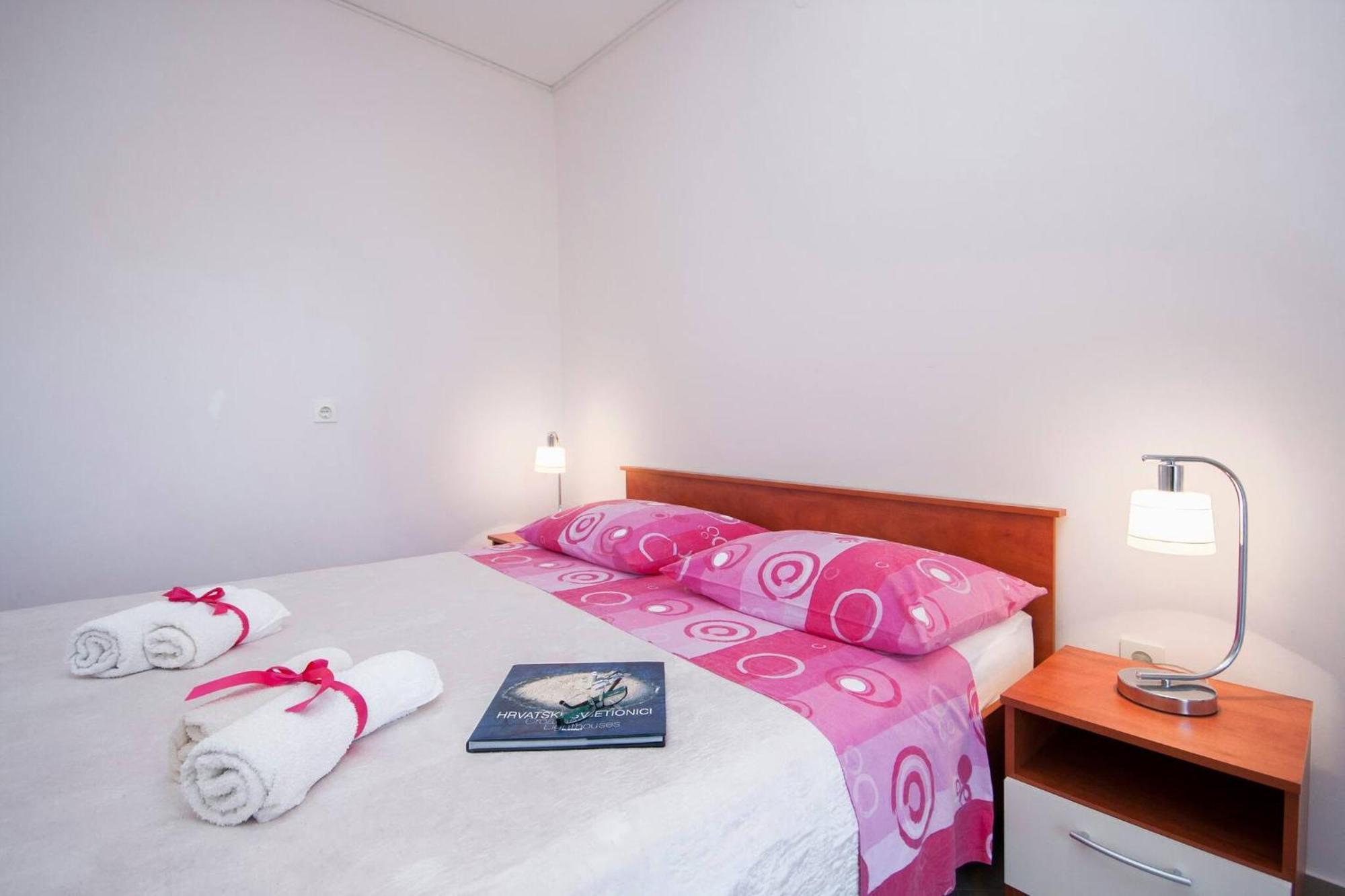 Family Apartments & Rooms Mikelin Primošten Dış mekan fotoğraf