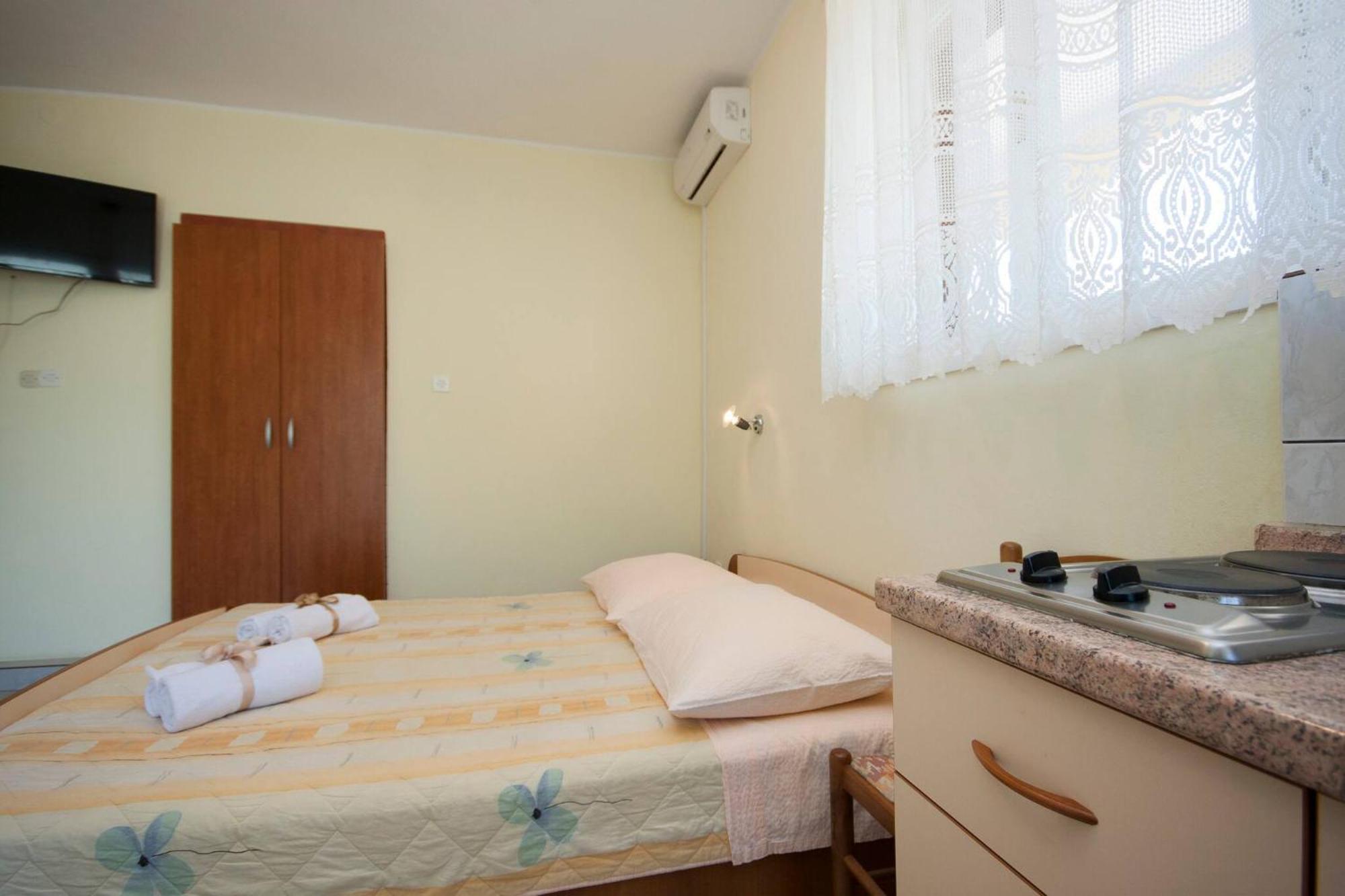 Family Apartments & Rooms Mikelin Primošten Dış mekan fotoğraf